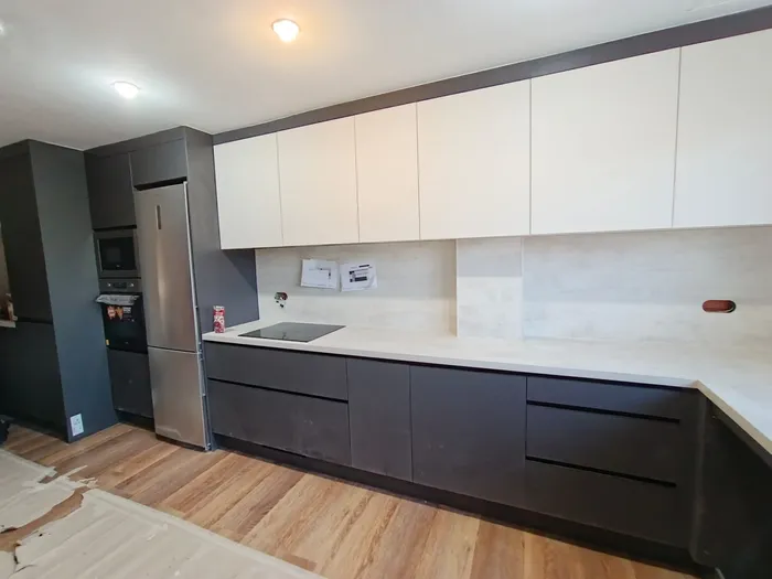 Cocina en dos tonos, blanco y antracita, con isla central