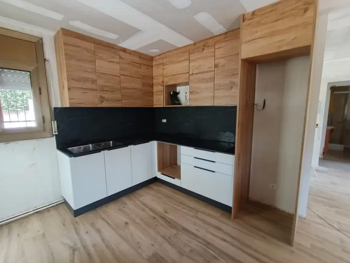 Cocina en L de madera nogal con detalles en negro