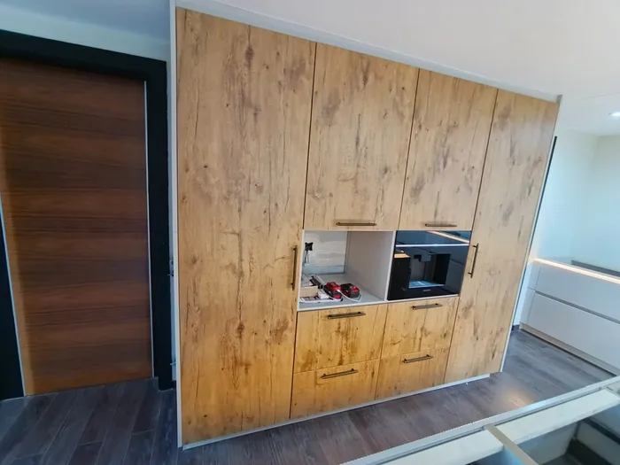 Columna de armario en madera roble con horno y cafetera integrados