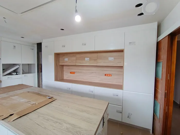 Mueble de salón blanco con nicho iluminado con tira LED
